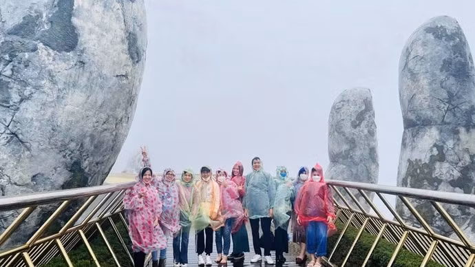 Turistas disfrutan de la temporada de lluvias en Da Nang. (Foto: hanoimoi.vn)
