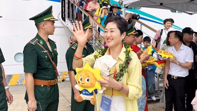 Turistas del crucero Adora Magic City llegan a la provincia de Quang Ninh. (Foto: VNA)