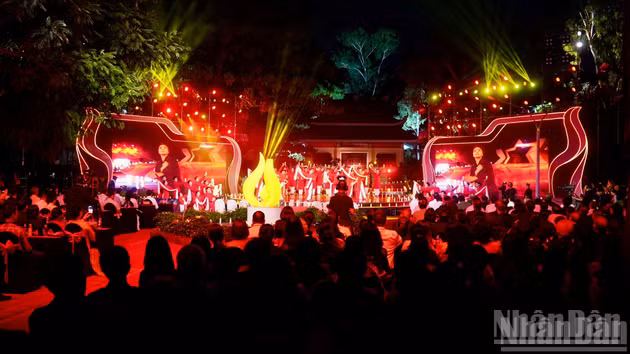 [Foto] Programa televisivo especial 'Estrellas brillantes que guían el camino' en Parque Le Thi Rieng