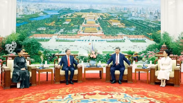 El secretario general del Partido Comunista y presidente de Vietnam, To Lam, y su esposa, junto con su homólogo chino, Xi Jinping, y su esposa, asisten a una ceremonia de té. 