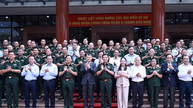 [Foto] Premier vietnamita asiste a conferencia político-militar del Ejército sobre balance del primer semestre de 2026