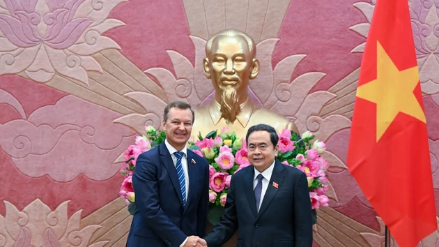 El presidente de la Asamblea Nacional de Vietnam, Tran Thanh Man, y el primer vicepresidente del Consejo de la Federación de la Asamblea Federal de Rusia, Andrey Vladimirovich Yatski.