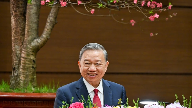 [Foto] Líder partidista transmite sus felicitaciones del Tet al Comité del Partido, las autoridades y el pueblo de Hanói