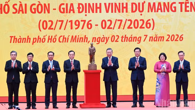 El secretario general del Partido Comunista y presidente de Vietnam, To Lam, entrega una estatua del Presidente Ho Chi Minh al Comité del Partido, las autoridades y el pueblo de Ciudad Ho Chi Minh.