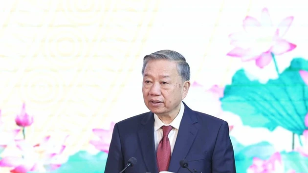El secretario general del PCV, To Lam, habla en el evento.