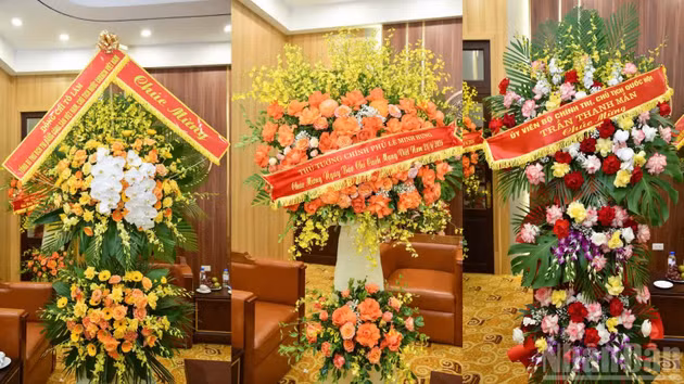 [Foto] Nuevas felicitaciones a Nhan Dan por 101º aniversario del Día de la Prensa Revolucionaria de Vietnam