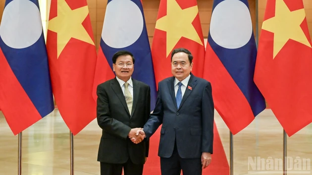[Foto] Titular legislativo de Vietnam mantiene encuentro con el máximo dirigente de Laos