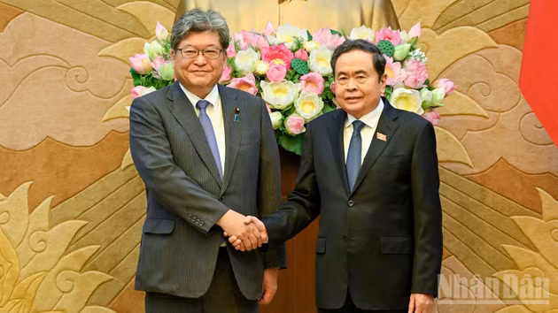 [Foto] Titular del Legislativo vietnamita recibe al dirigente del Partido Liberal Democrático de Japón