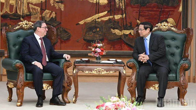 [Foto] Premier vietnamita recibe al enviado especial del Partido y del Estado de Cuba