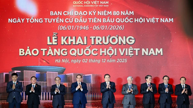 El presidente de la Asamblea Nacional Tran Thanh Man, junto con anteriores y actuales dirigentes del Partido y el Estado, y otros delegados, participan en la ceremonia inaugural del Museo de la Asamblea Nacional de Vietnam.
