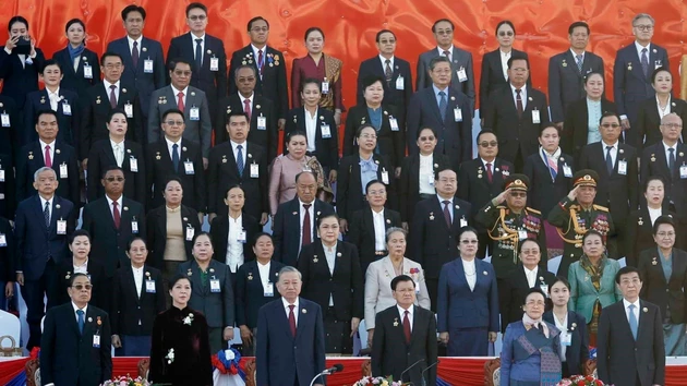 El secretario general del Partido Comunista de Vietnam, To Lam, y su esposa asisten a la ceremonia conmemorativa y al desfile militar en celebración del 50º aniversario del Día Nacional de Laos y del 105º aniversario del nacimiento del presidente Kaysone Phomvihane.