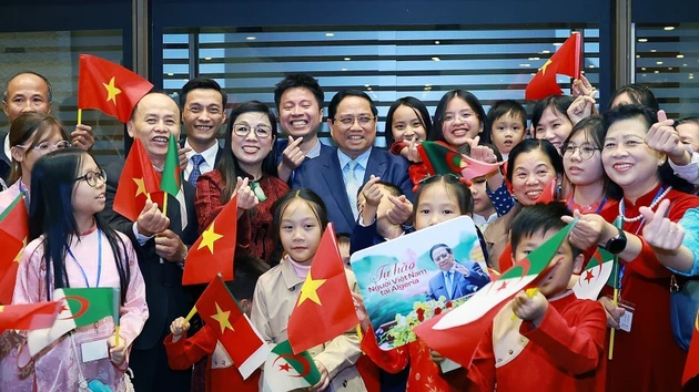 [Foto] Primer ministro vietnamita y su esposa se reúnen con compatriotas en Argelia