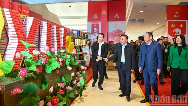 [Foto] Dirigente partidista revisa los trabajos organizativos del XIV Congreso Nacional del PCV