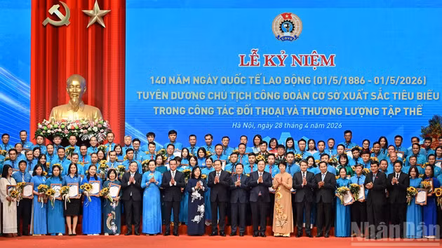 [Foto] Titular del Legislativo vietnamita asiste al acto conmemorativo del 140º aniversario del Día Internacional de los Trabajadores