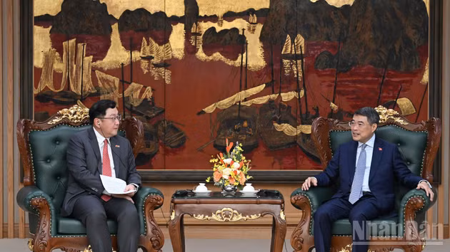 [Foto] Premier vietnamita recibe al embajador saliente de Malasia 