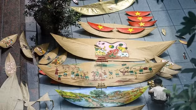 La aldea de Ba Duong Noi es la única localidad del país que cuenta con una Asociación de Cometas vinculada a un templo dedicado a la Deidad del Delta. La asociación fue restablecida en 1987, tras años de interrupción por la guerra, y se ha convertido en un espacio de preservación de la memoria cultural de numerosas generaciones. 