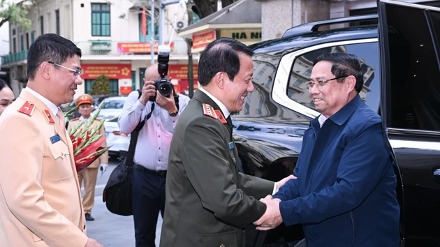 [Foto] Premier vietnamita supervisa labores de seguridad vial y ciberseguridad en víspera del Tet