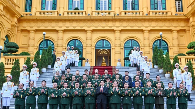 [Foto] Presidente de Vietnam entrega decisiones de ascender al rango de teniente general a oficiales militares