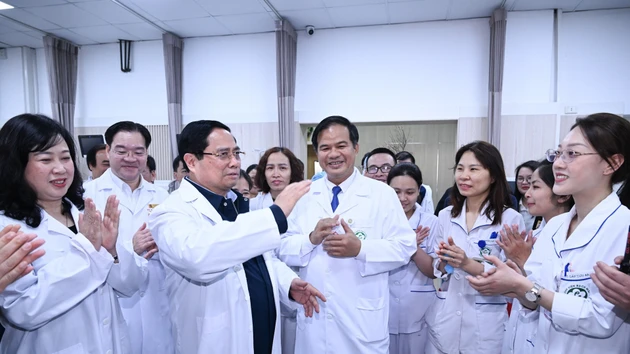 [Foto] Premier vietnamita visita al personal médico y a los pacientes