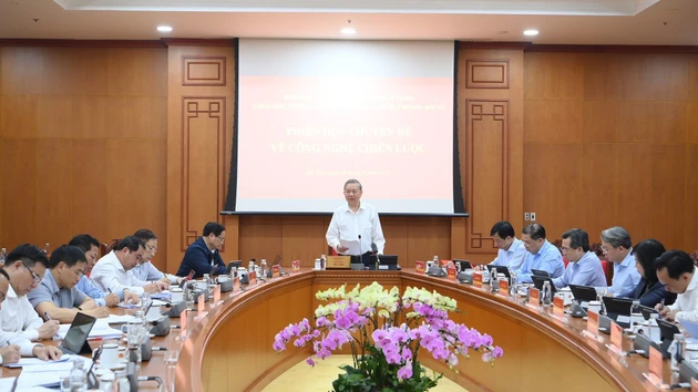 [Foto] Líder partidista vietnamita preside sesión temática sobre tecnologías estratégicas