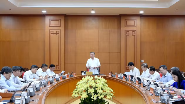 [Foto] Líder partidista preside reunión sobre el balance de los 100 años del liderazgo del Partido en la revolución vietnamita