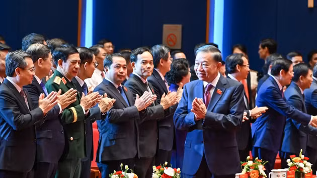 [Foto] Máximo dirigente participa en la ceremonia por el 80º aniversario de la Fuerza de Seguridad Popular