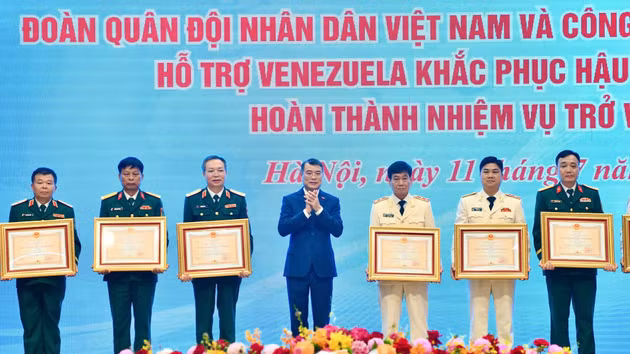 [Foto] Premier asiste a ceremonia de reconocimiento al equipo vietnamita de rescate en Venezuela