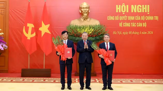 [Foto] Entregan decisiones de nombramiento del personal del Comité Central del PCV