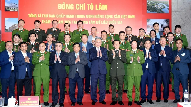 [Foto] Líder partidista trabaja con Centro Nacional de Datos de Vietnam