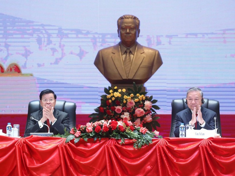 El secretario general del PCV, To Lam, y el secretario general del Partido Popular Revolucionario de Laos y el presidente del país, Thongloun Sisoulith, copresiden una conferencia sobre los resultados del 14 Congreso Nacional del PCV. (Foto: VNA)