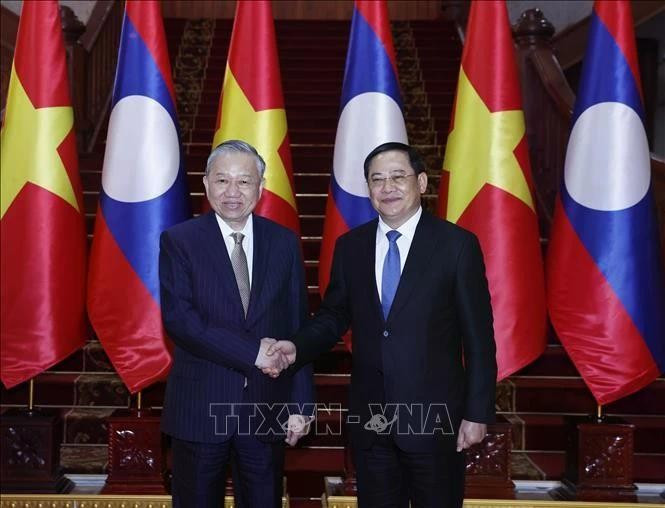 El secretario general del Partido Comunista de Vietnam (PCV), To Lam, (izquierda) se reúne con el primer ministro de Laos, Sonexay Siphandone. (Foto: VNA)