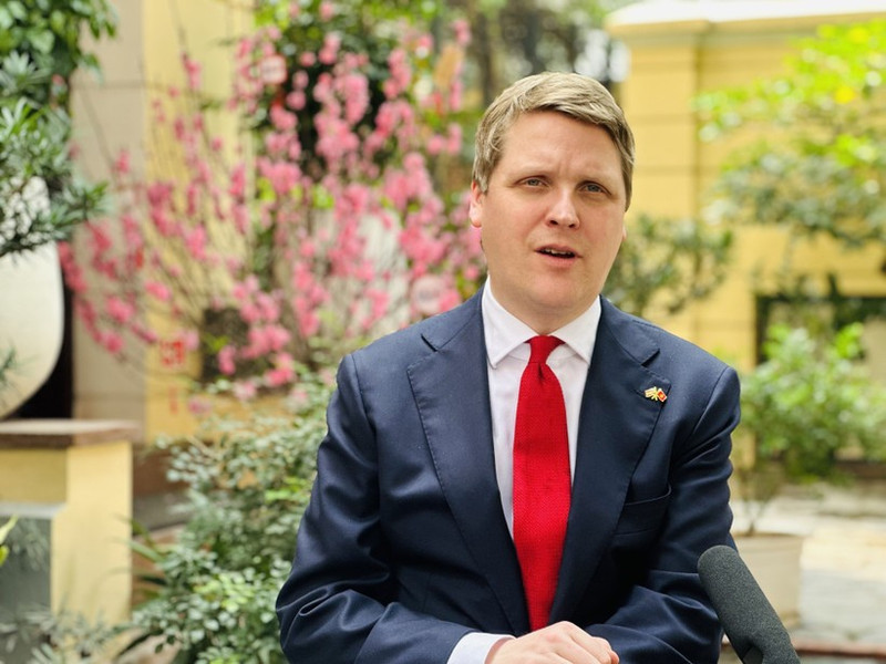 El ministro de Desarrollo Internacional de Noruega, Asmund Aukrust, en la entrevista. (Foto: VNA)