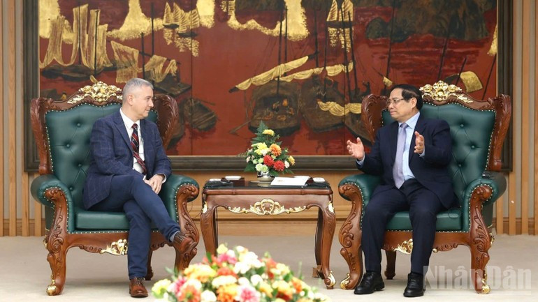 El primer ministro Pham Minh Chinh (derecha) y el embajador de Bélgica en Vietnam, Karl Van Den Bossche. (Foto: Nhan Dan)
