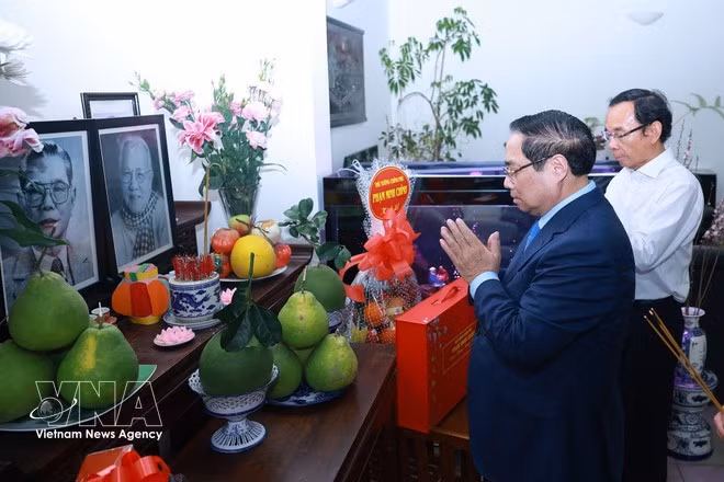 El primer ministro de Vietnam, Pham Minh Chinh, rinde homenaje al difunto secretario general Nguyen Van Linh (Foto: VNA)