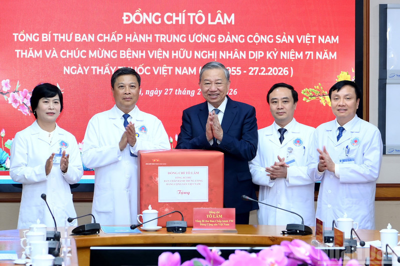 El secretario general del Partido Comunista de Vietnam, To Lam, regala un obsequio a funcionarios y personal médico del Hospital de la Amistad. (Foto: Nhan Dan)