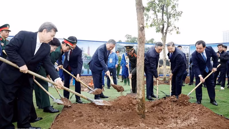 El secretario general del Partido Comunista de Vietnam (PCV), To Lam, en la ceremonia de lanzamiento del movimiento de plantación de árboles. (Foto: VNA)