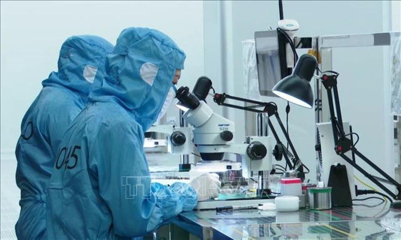 Fabricación de cámaras en la empresa Sunny Opotech Vietnam en el Parque Industrial Yen Binh. (Foto: VNA)