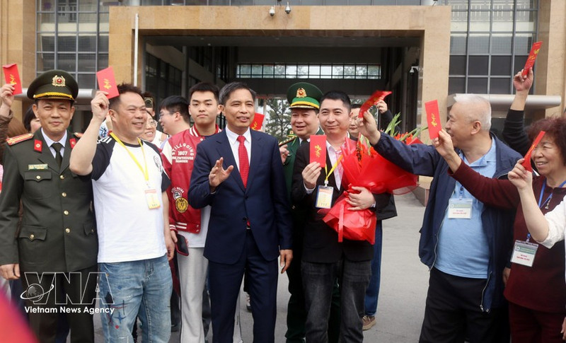 Vu Van Dien, vicepresidente permanente del Comité Popular de Quang Ninh, saluda a los turistas. (Foto: VNA)