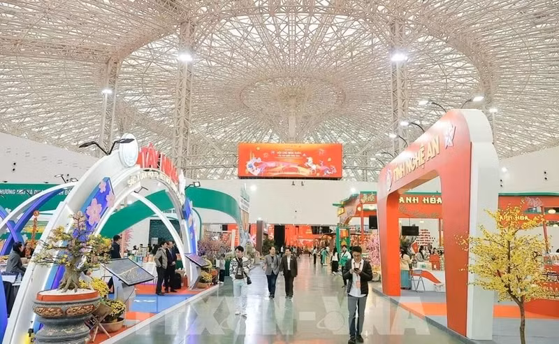 Los visitantes recorren los stands de la feria. (Foto: VNA)