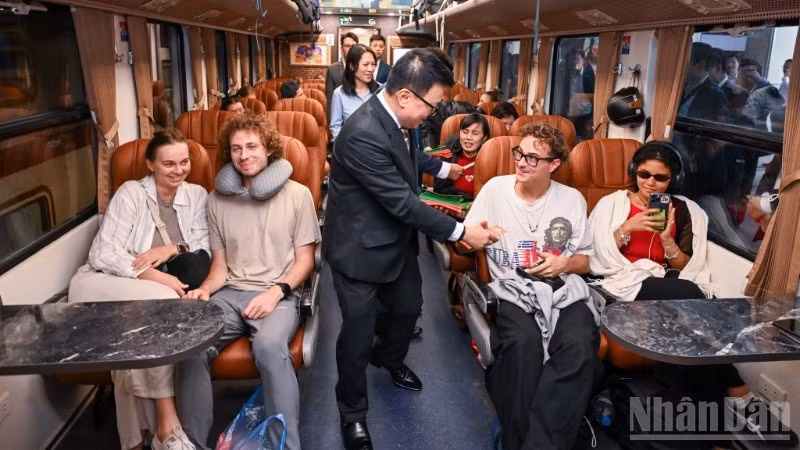 El “Tren de la Felicidad” en la Nochevieja Lunar es un viaje lleno de la felicidad. (Foto: Thanh Dat)