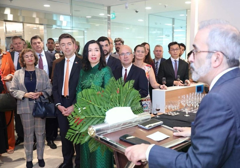 Delegados en la inauguración de la Embajada de Portugal en Vietnam (Foto: baoquocte.vn)