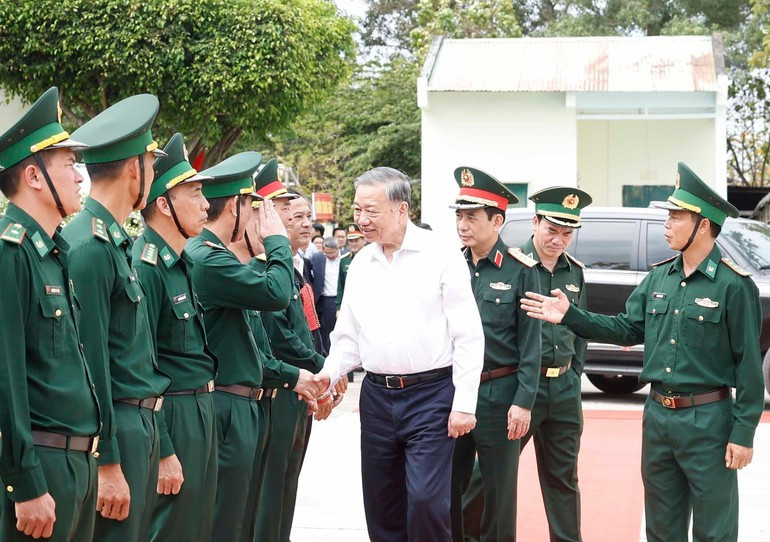 El secretario general del Partido Comunista de Vetnam, To Lam, quien también se desempeña como secretario de la Comisión Militar Central, visitó hoy la Estación de Guardia Fronteriza de Ea H’Leo, en la provincia central de Dak Lak. (Foto: VNA)