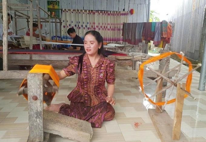 Las mujeres jemeres de la comuna de An Cu, provincia de An Giang, se esfuerzan por preservar y promover la artesanía tradicional del tejido de brocado de su grupo étnico. (Foto: https://dantocmiennui.baotintuc.vn/)