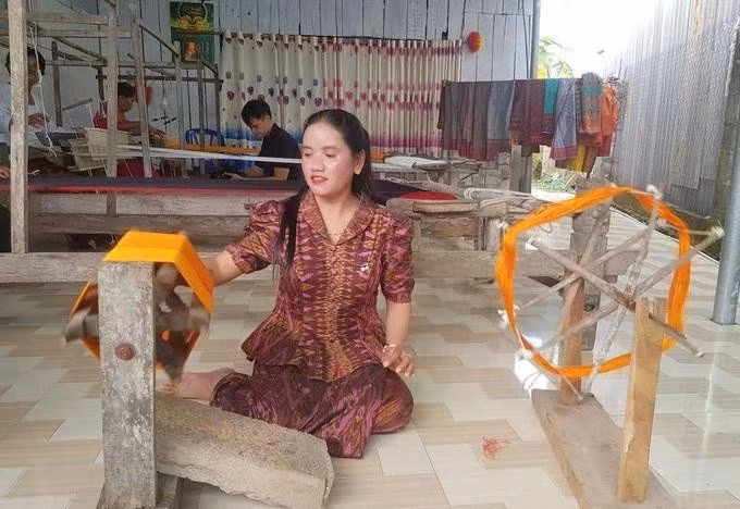 Las mujeres jemeres de la comuna de An Cu, provincia de An Giang, se esfuerzan por preservar y promover la artesanía tradicional del tejido de brocado de su grupo étnico. (Foto: https://dantocmiennui.baotintuc.vn/)