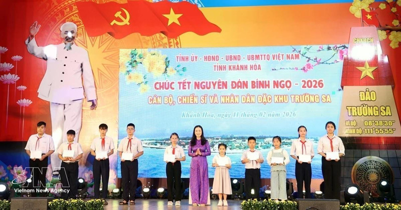 Entregan becas para hijos de cuadros y militares de la Zona Especial de Truong Sa. (Foto: VNA)