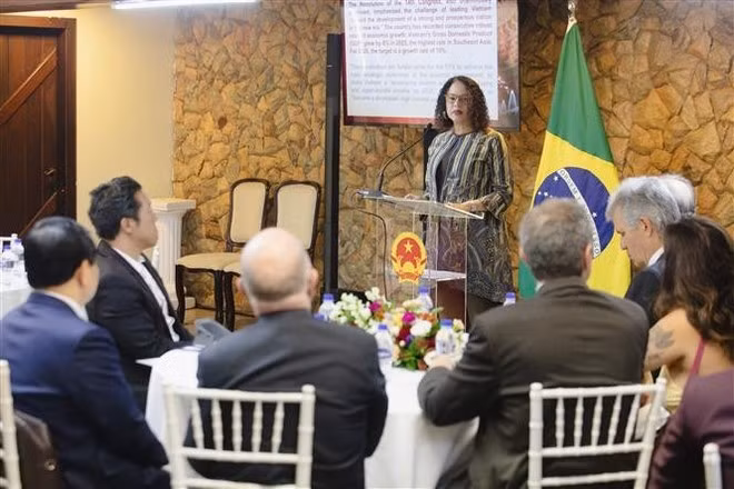 La ministra de Ciencia, Tecnología e Innovación y presidenta del Partido Comunista de Brasil (PCdoB), Luciana Santos, habla en la cita (Foto: VNA)