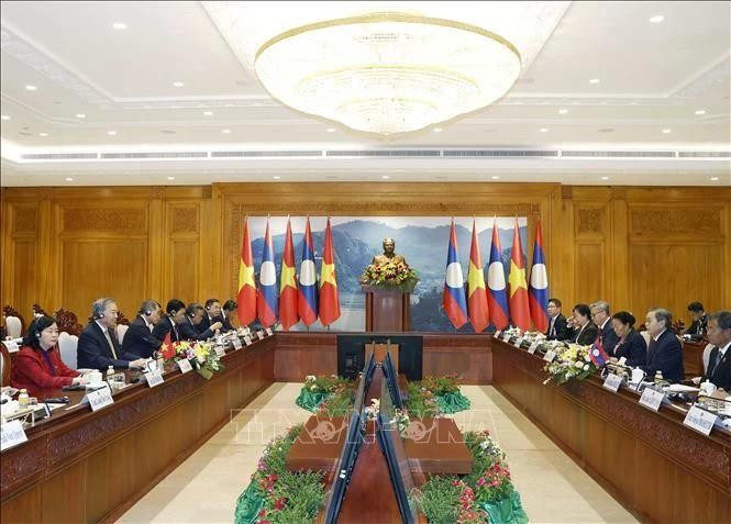 El secretario general del Partido Comunista de Vietnam, To Lam, en una reunión con el presidente de la Asamblea Nacional de Laos, Saysomphone Phomvihane. (Foto: VNA)
