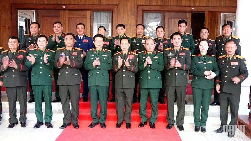 El ministro de Defensa de Vietnam, general Phan Van Giang, y su homólogo laosiano, general Khamliang Outhakaysone toman foto con otros delegados. (Foto: qdnd.vn)