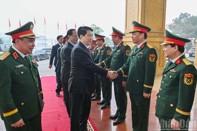 El presidente Luong Cuong visita a los oficiales y soldados de la Región Militar 2 y la División 316 (Foto: Nhan Dan)