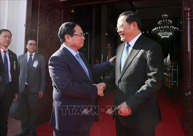 El primer ministro de Vietnam, Pham Minh Chinh, (izquierda) y su homólogo de Laos, Sonexay Siphandone (Foto: VNA)